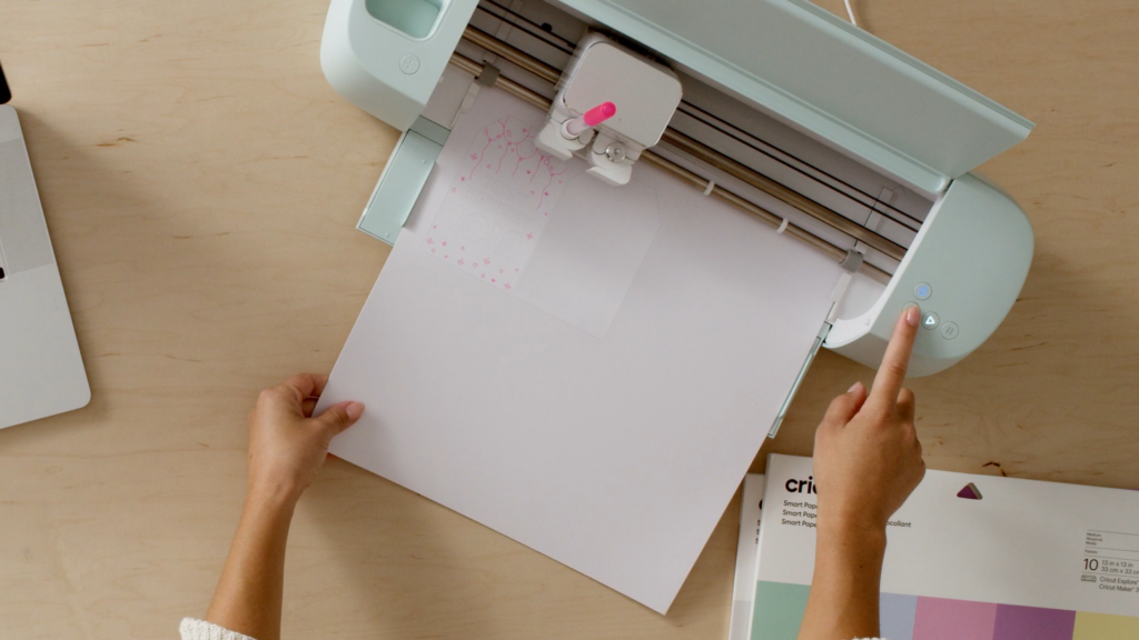 How to make a custom gift tag with Cricut