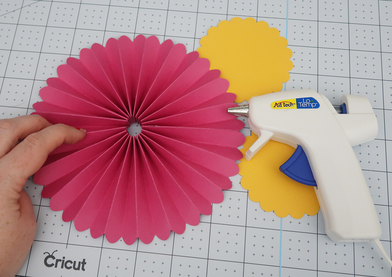 How to use the Cricut Maker Scoring Wheel - Weekend Craft